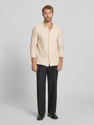 Männermodel trägt Regular Fit Freizeithemd mit Kentkragen von Paul Smith, beige Farbtöne, Baumwolle, Ganzkörperansicht von vorne.