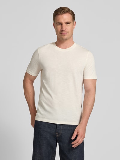 Männermodel trägt Regular Fit T-Shirt mit Rundhalsausschnitt von MCNEAL in Creme, reine Baumwolle, glatte Textur, Ganzkörperansicht von vorne.