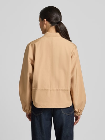 Frauenmodel trägt Jacke mit Zweiwege-Reißverschluss von Rich & Royal in Beige aus Baumwoll-Mix mit Stehkragen, Pattentaschen, Regular-Fit, Rückenlänge 58 cm, Schulterbreite 47 cm, Brustweite 54 cm, Ärmellänge 57 cm, Ganzkörperansicht Rückansicht.