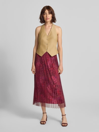 Frauenmodel trägt Midirock mit Plisseefalten im Allover-Look von Rich & Royal, Mesh, A-Linie, elastischer Bund, Ganzkörperansicht von vorne.