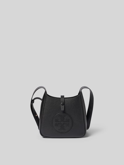 Produktfoto, Crossbody Bag mit Logo-Detail von Tory Burch in Schwarz mit Strukturmuster, Hauptfach mit Druckknopfverschluss und verstellbarem Schulterriemen, geteilter Innenraum, Maße 15 cm Breite, 18 cm Länge, 6 cm Tiefe.