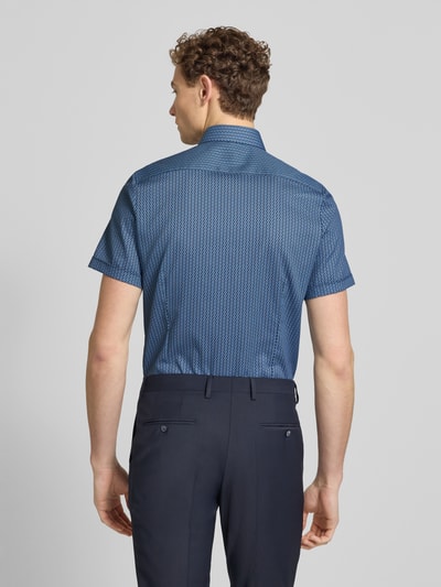 Männermodel trägt Slim Fit Business-Hemd im Allover-Look mit Kentkragen von OLYMP Level Five aus mix van katoen en elastaan, blauw met fijne patroonstructuur, ruglengte maat 40: 80 cm, schouderbreedte: 44 cm, mouwlengte: 24 cm, geheel van achteren gezien.