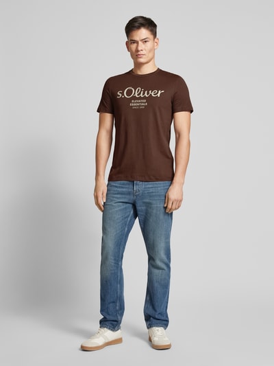 s.Oliver RED LABEL Regular Fit T-Shirt aus reiner Baumwolle mit Statement-Label-Print Mittelbraun 1