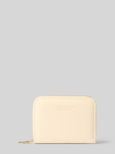 Produktfoto, Portemonnaie mit Logo-Detail Modell 'Ylva' von Seidenfelt in Creme, rechteckige Form, glatte Textur, Goldreißverschluss, Kontext: Damen Portemonnaie mit Hauptfach und Innenfach mit Reißverschluss.