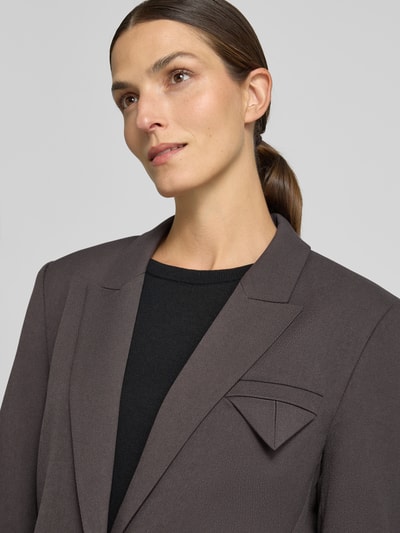 Vrouwenmodel draagt Regular Fit Blazer met viscose van Cph Muse in antraciet, met reverskraag en borstzak, elastische materiaalmix, Nahaufnahme bovenlichaam. Ruglengte maat S: 72 cm, borstwijdte S: 34 cm, mouwlengte S: 63 cm.