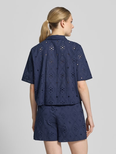 Männermodel trägt Relaxed Fit Hemdbluse aus reiner Baumwolle Modell 'ELIZA' von Vero Moda, ciemnoniebieska, ażurowa faktura, haft, całkowity tył