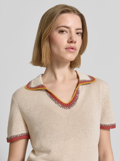 Frauenmodel trägt T-Shirt in Strick-Optik mit Kontrastkante von Stefanel, Baumwoll-Flachs-Mix, Polokragen, Straight, Nahaufnahme Oberkörper.