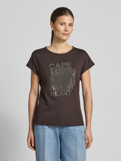 Frauenmodel trägt Regular Fit T-Shirt mit Statement-Print von monari, Baumwoll-Modal-Mix, Rundhalsausschnitt, Kurzärmelig, Rückenlänge 56 cm, Ganzkörperansicht von vorne.