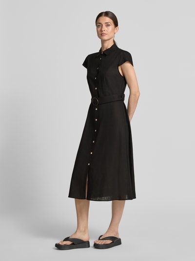 Frauenmodel trägt Hemdblusenkleid mit Leinen-Anteil und Gürtel von Apricot in Schwarz, Umlegekragen, Kappärmel, Midikleid, tailliert, Ganzkörperansicht von vorne.