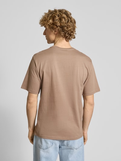 REVIEW Regular Fit T-Shirt mit Rundhalsausschnitt Mud 5