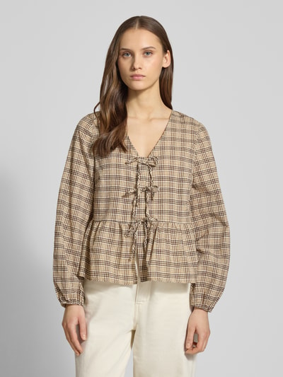 Frauenmodel trägt Slim Fit Langarmbluse aus Baumwoll-Mix von Marc O'Polo Denim, beige Gitterkaro, Schleifen, V-Ausschnitt, Nahaufnahme Oberkörper.