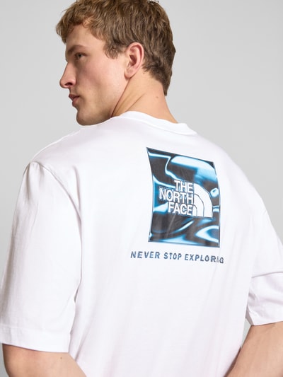 Männermodel trägt Oversized T-Shirt mit Logo und Rundhalsausschnitt von The North Face aus weißer Baumwolle, Rückenlänge 73 cm, Ganzkörperansicht Rückansicht
