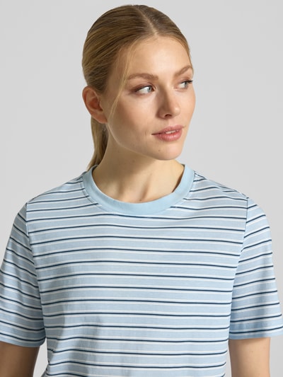 Kobiece modelka nosi Regular Fit T-Shirt aus reiner Baumwolle Modell 'PAULINA' von Vero Moda, niebiesko-białe paski, jersey, krótki rękaw, okrągły dekolt, wzór w paski, krój regular fit, materiał bawełniany, zbliżenie na górną część ciała