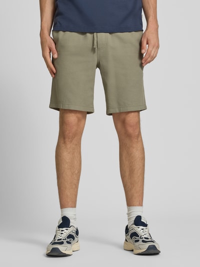 Männermodel trägt Shorts mit Strukturmuster Modell 'JAIDEN' von Jack & Jones aus reiner Baumwolle, Regular-Fit, elastischer Bund mit Tunnelzug, sandfarben, Ganzkörperansicht von vorne.