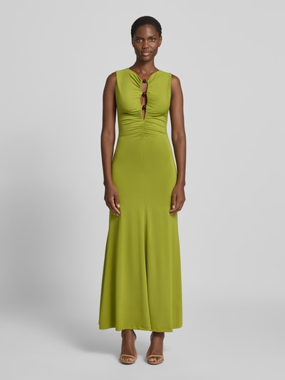 Frauenmodel trägt Regular Fit Maxikleid mit Ziersteinbesatz Modell 'Aimee' von Forever New in Grün, tailliert, ärmellos, Ganzkörperansicht von vorne.