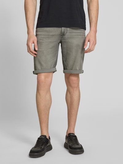 Männermodel trägt Bermudas im 5-Pocket-Design mit aufgeschlagenem Saum von Christian Berg Men, Grau, Straight Fit, Ganzkörperansicht von vorne.