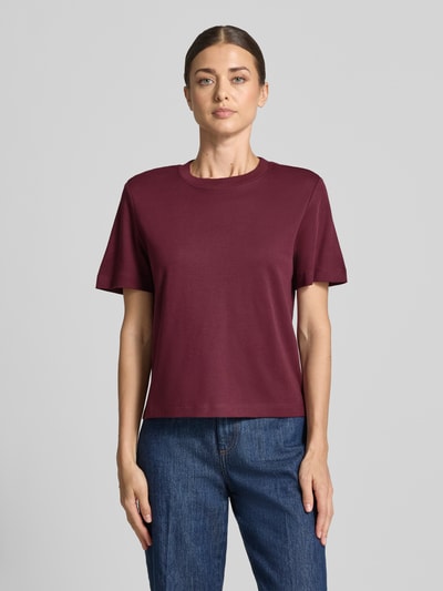 Modelka kobieca nosi Regular Fit T-Shirt aus reiner Baumwolle od s.Oliver RED LABEL w kolorze bordowym, prosty fason, gładka tekstura, Ganzkörperansicht von vorne.