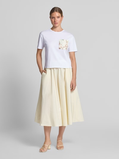 Frauenmodel trägt T-Shirt mit Rundhalsausschnitt und Brusttasche von Fynch-Hatton im Relaxed Fit, Baumwoll-Mix, Frontansicht, Ganzkörperansicht von vorne.