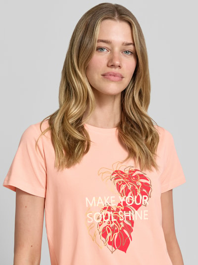 Frauenmodel trägt Damen T-Shirt mit Rundhalsausschnitt aus Reine Baumwolle, Statement- und Motiv-Print, Regular-Fit, Modell 'RINA' von Soyaconcept, Rückenlänge bei Größe S: 60 cm, Nahaufnahme Oberkörper.