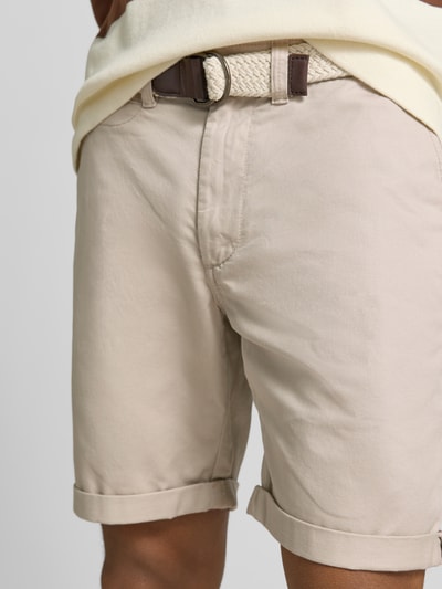 Männermodel trägt Bermudas mit Gürtel und Eingrifftaschen von MCNEAL, Beige, Baumwoll-Mix mit Stretch-Anteil, Nahaufnahme Hüfte Oberschenkel.