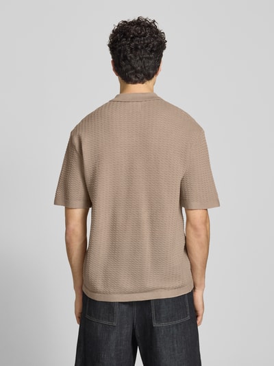 Männermodel trägt Relaxed-Fit Poloshirt Modell 'FERDINAND' von Redefined Rebel aus Reine Baumwolle, Strickshirt, Rückenlänge 70 cm, Ganzkörperansicht Rückansicht.