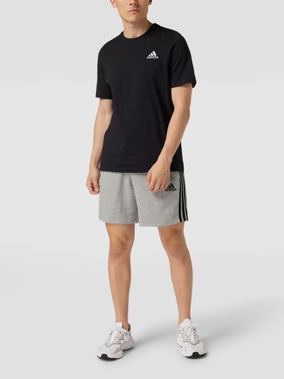 ADIDAS SPORTSWEAR Sweatshorts mit Label-Stitching Mittelgrau Melange 1