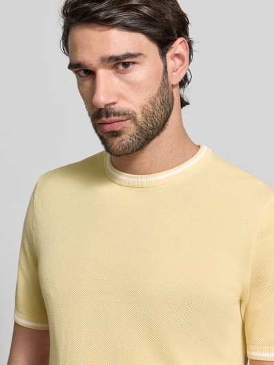 Männermodel trägt Regular Fit T-Shirt in Strick-Optik von Christian Berg Men, bawełna, elastyczne wykończenia, okrągły dekolt, krój regular fit, zbliżenie na górną część ciała