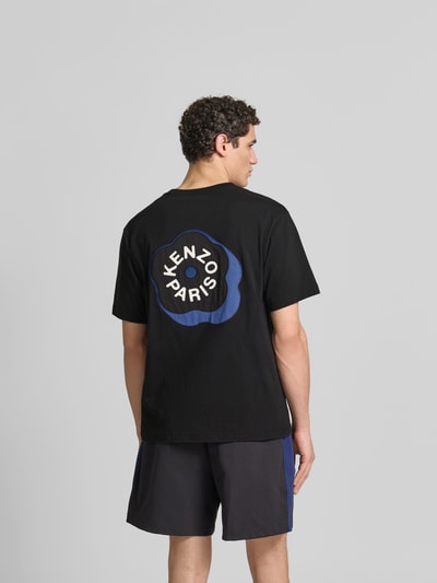 Männermodel trägt T-Shirt mit Rundhalsausschnitt von Kenzo, Reine Baumwolle, Relaxed-Fit, Logo-Stitching, Kurzärmelig, Rückenlänge 68 cm, Ganzkörperansicht Rückansicht.