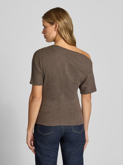 Frauenmodel trägt Regular Fit T-Shirt mit Viskose-Anteil Modell 'SILLY' von ONLY in Braun, schlichte Struktur, Damen T-Shirt von ONLY, Ganzkörperansicht Rückansicht.