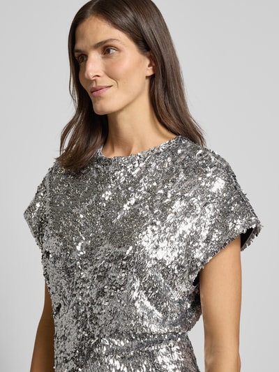 Vrouwenmodel draagt Maxikleid met Pailletten- en Ziersteinbesatz van Rich & Royal, elastische materiaalmix, getailleerde pasvorm, ronde hals, met korte mouwen, maxilengte, ruglengte maat 36: 135 cm, borstwijdte: 48 cm, mouwlengte: 23 cm, naadritssluiting achter, detailopname bovenlichaam.