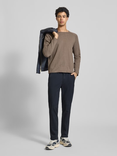 Mannenmodel draagt Slim Fit stoffen broek met afneembare riem Model 'Marco' van JACK & JONES in katoenmix, steek- en achterzakken, donkerblauw, slim fit, bandwijdte 43 cm, binnenbeenlengte 74 cm, voorkant volledig zichtbaar.