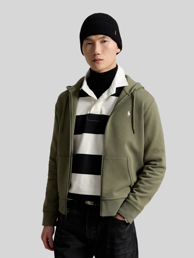 Mannelijk model draagt Regular fit sweatjack van katoenmix van Polo Ralph Lauren, olijfgroen, met zwarte en witte accenten, nahaufnahme bovenlichaam.