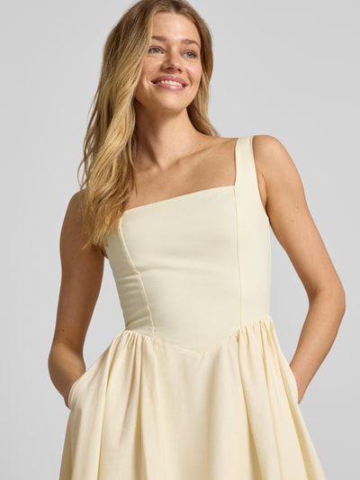 Frauenmodel trägt Cocktailkleid mit rückseitigem Reißverschluss von Jake*s Cocktail, cremefarben, Baumwoll-Mix mit Stretch-Anteil, A-Linie, Nahaufnahme Oberkörper.