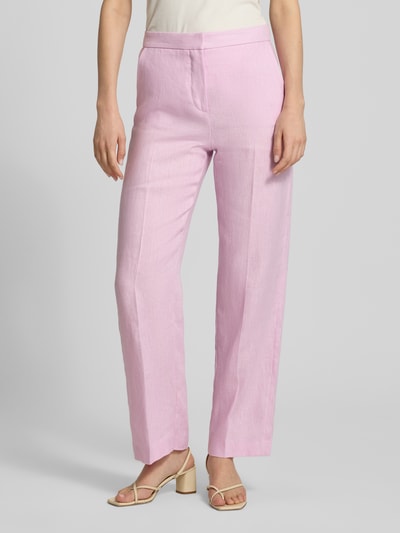 Frauenmodel trägt Straight Fit Leinenhose mit Bügelfalten Modell 'Boreli' von Mango in Hellrosa, Reine Leinen, Haken- und Reißverschluss, Ganzkörperansicht von vorne.