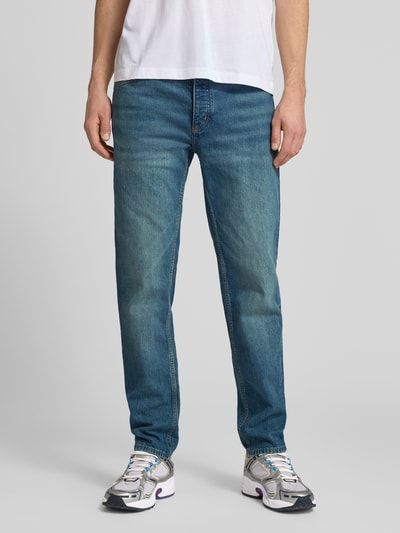 Männermodel trägt Straight Fit Jeans aus Baumwoll-Mix Modell 'Brody' von HUGO in Denim-Optik mit Label-Patch, Nieten, 5-Pocket-Design, Ganzkörperansicht von vorne.