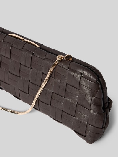 Produktfoto, Clutch mit echtem Kupfer Modell 'Selva' von Mango aus dunklem, geflochtenem Material, Strukturmuster, goldfarbener Schnallenverschluss