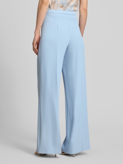 Frauenmodel trägt hellblaue Stoffhose mit Bügelfalte von Rinascimento im Wide Leg Fit aus Material-Mix mit Stretch, Ganzkörperansicht Rückansicht.
