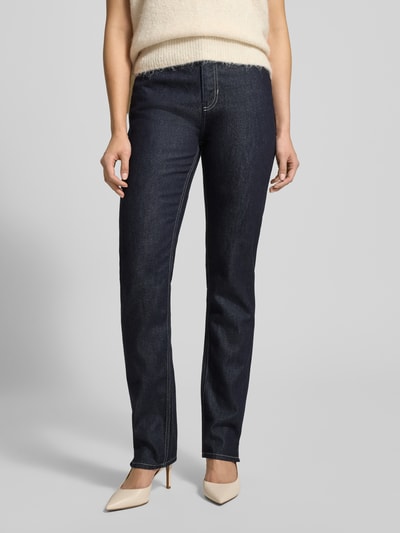 Kobiece model prezentuje ciemnoniebieskie jeansy Straight Fit z bawełny-Lyocell, model 'C_ADA SLIM HR 1.0' od BOSS Orange, widok z przodu, ujęcie całej sylwetki.