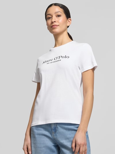 Vrouwenmodel draagt Regular Fit T-shirt uit puur katoen van Marc O'Polo, look: effen, labelprint, ronde hals, korte mouw, close-up bovenlichaam.