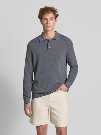 Męski model nosi Regular Fit Poloshirt mit Woll-Anteil von Polo Ralph Lauren, szary z drobną fakturą, jasne krótkie spodenki, Ganzkörperansicht z przodu.