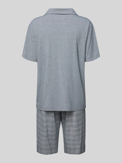 Mannenmodel draagt Heren Pyjama uit Viscosemix Model 'Selected Premium' van Schiesser, grijs, korte broek met ruit, los model, mix van viscose en elastaan, v-hals met platte kraag, short met elastische band, geheel aanzicht achteraan.