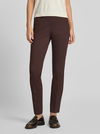 Vrouwenmodel draagt donkerbruine Super Slim Fit broek uit viscosemix model 'LILLYTH' van Raphaela By Brax, dames, close-up vooraanzicht.
