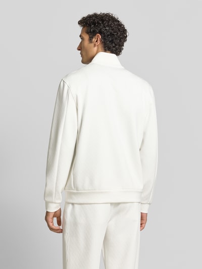 Männermodel trägt Sweatjacke mit Stehkragen und Zweiwege-Reißverschluss von Emporio Armani, weiß, Baumwoll-Mix, Ganzkörperansicht Rückansicht.