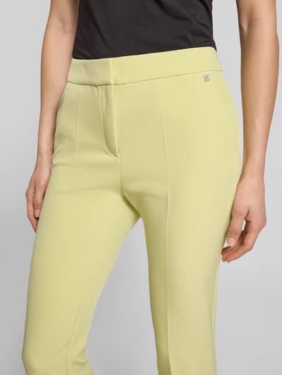 Vrouwenmodel draagt Slim Fit Schmale Hose met LOGO-Niete model 'HAGONIA-1' van HUGO, look: effen, stretch materiaal, nahaufnahme onderlichaam.