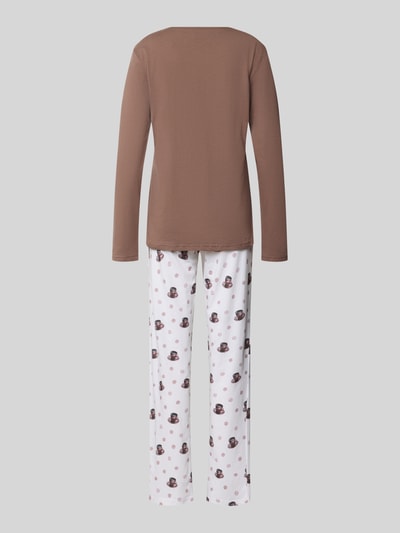 Frauenmodel trägt Regular Fit Pyjama aus reiner Baumwolle Modell 'Meine Auszeit' von LOUIS & LOUISA, braunes Langarmshirt, weiße Hose mit Muster, Rundhalsausschnitt, Zierschleife, Statement-Stitching, Ganzkörperansicht Rückansicht