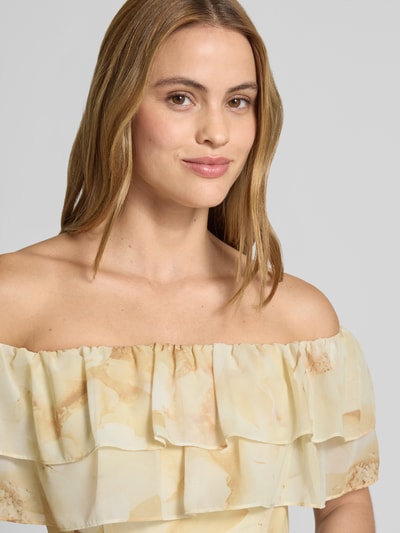 Kobieta modelka nosi 'Cocktailkleid im Off-Shoulder-Look' od Jake*s Cocktail, kremowe odcienie, falbany, A-linia, zbliżenie na górną część ciała
