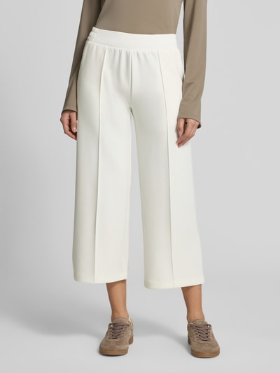 Frauenmodel trägt Culotte mit elastischem Bund von Christian Berg Woman im Wide-Leg-Culotte-Stil aus Material-Mix mit Längsnähten, Ganzkörperansicht von vorne.