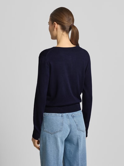 Frauenmodel trägt Regular Fit Cardigan aus Viskose-Mix von Christian Berg Woman in Dunkelblau zu Jeans, Ganzkörperansicht Rückansicht.