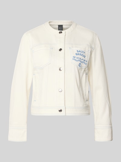 Produktfoto, cremefarbene Jeansjacke mit Motiv- und Statement-Stitching von Marc Cain, gerade geschnitten, Knopfleiste, Brusttaschen, Rundhalsausschnitt, Baumwoll-Mix mit Stretch-Anteil, seitliche Eingrifftaschen, sichtbare Textur durch Nähte, Rückenlänge 50 cm, Schulterbreite 42 cm, Brustweite 46 cm, Ärmellänge 49 cm