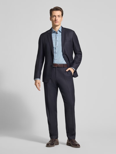 Männermodel trägt Slim Fit Freizeithemd mit Kentkragen von OLYMP Level Five in Hellblau, Baumwoll-Mix, Langärmelig, Ganzkörperansicht von vorne.